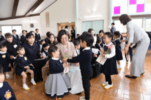 年長園児から、新入園児に、チューリップのプレゼント！