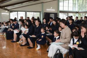 入園式では、ご家族と一緒に礼拝をまもります